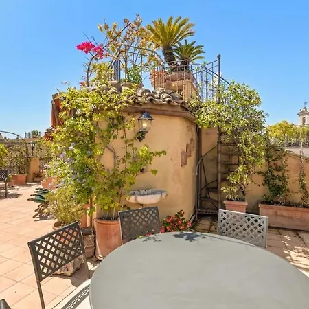 Casa Colonna, A Burghesius Apartment *