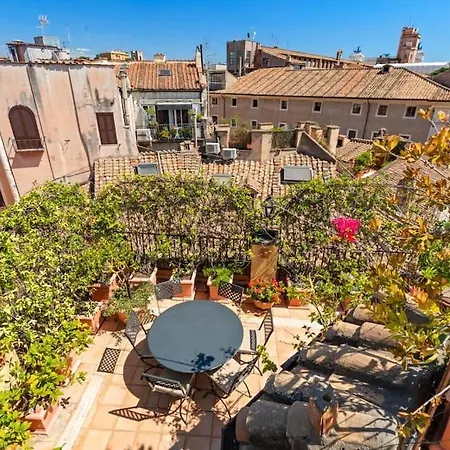 Casa Colonna, A Burghesius Apartment *